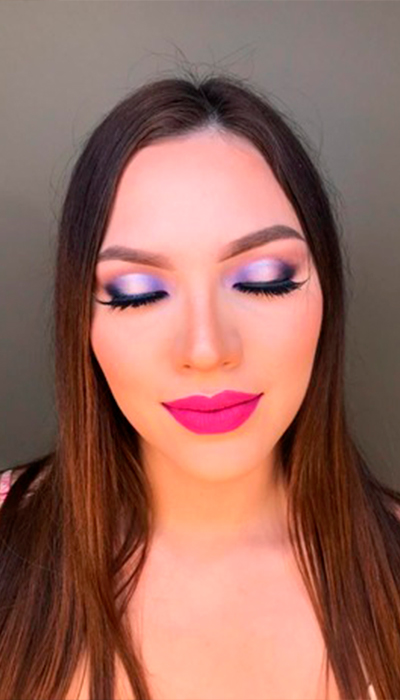 Mulher com maquilhagem top e olhos fechados